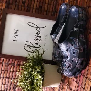 BRAND NEW CROCS BEAUTIFUL  FREESAIL FLORALE CLOG